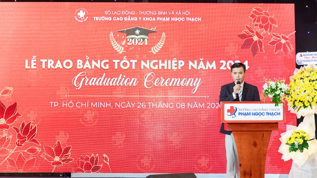 Thầy Phó Hiệu trưởng Nguyễn Thành Quân trong lễ tốt nghiệp 2024