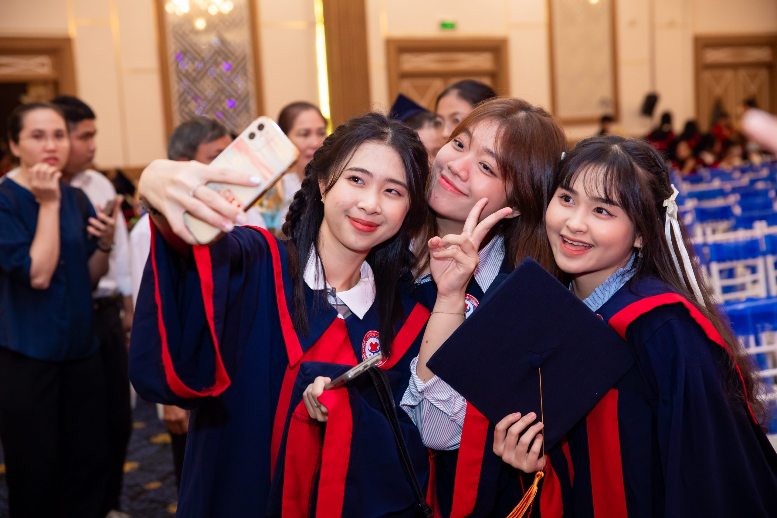 Các bạn selfie trong buổi lễ trao bằng tốt nghiệp K13