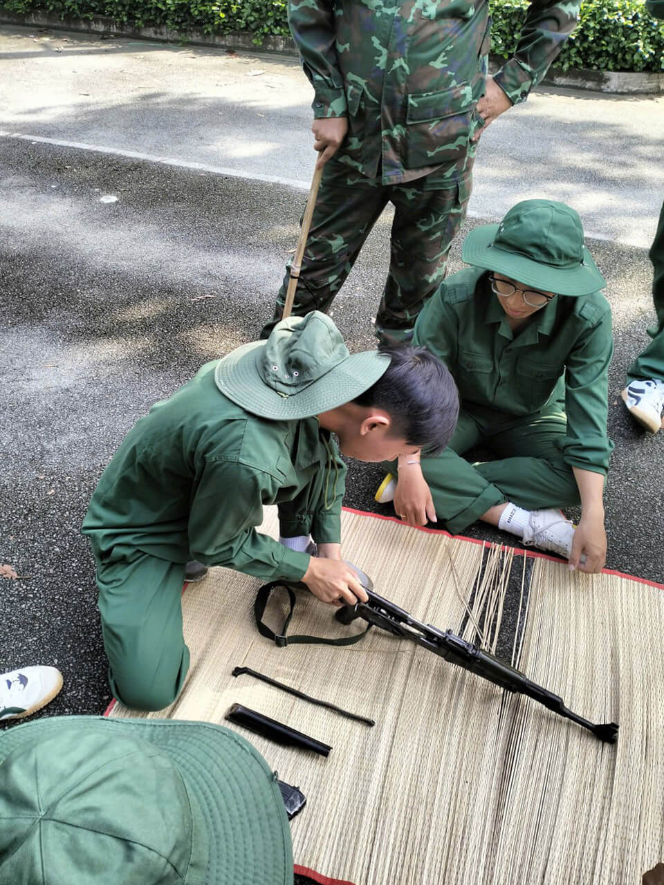 Các bạn K15 cùng nhau ở thao trường học tháo lắp súng