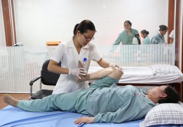 Có nên học Phục hồi chức năng không? Cao đẳng hay Đại học?