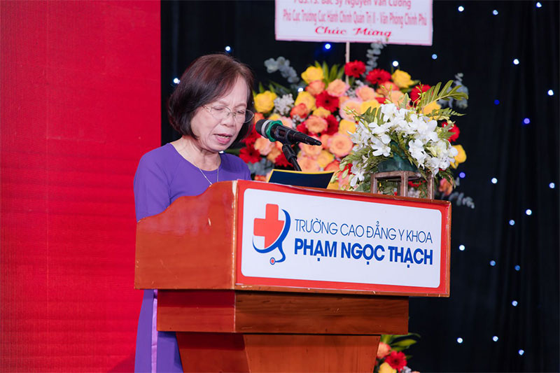 Cô PGS. TS Phạm Thị Lý – Hiệu trưởng Trường Cao đẳng Y khoa Phạm Ngọc Thạch đọc diễn văn khai mạc