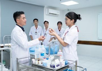 Thuận lợi và khó khăn của ngành Điều dưỡng gặp phải là gì?