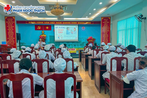 Viên chức muốn được bổ nhiệm Dược sĩ hạng 2 cần đáp ứng đầy đủ các tiêu chuẩn theo quy định hiện hành