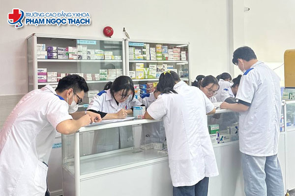 Thời gian đào tạo liên thông Đại học Dược thường từ 1,5 – 3 năm tùy theo trình độ đầu vào và hình thức đào tạo của từng trường