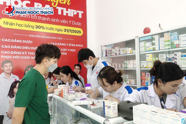 Dược sĩ lâm sàng theo dõi, đánh giá và tư vấn sử dụng thuốc trong quá trình điều trị
