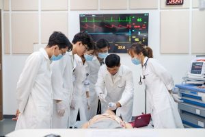 Điều dưỡng có thể học lên Bác sĩ, tuy nhiên cần trải qua lộ trình đào tạo và các yêu cầu tuyển sinh theo quy định hiện hành